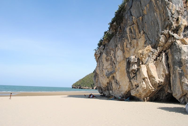 หาดเขากโหลก
